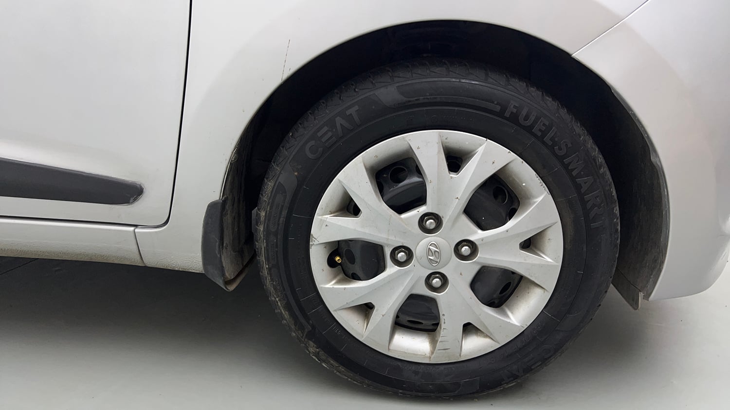 Used 2016 Hyundai Grand i10 Magna 1.2 Kappa VTVT Petrol Manual tyres RIGHT FRONT TYRE RIM VIEW