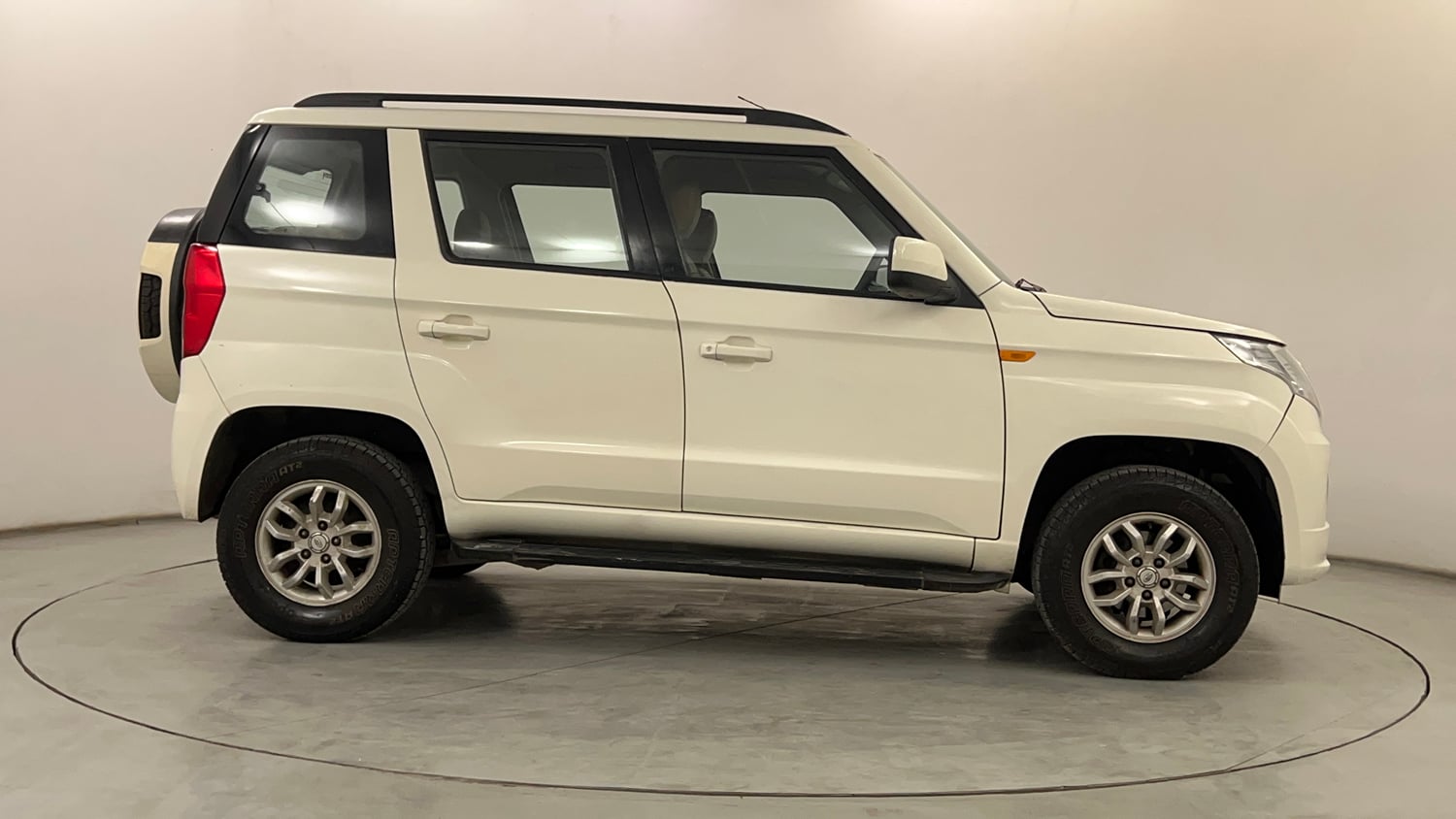 Used 2016 Mahindra TUV300 T8 Diesel Manual exterior RIGHT SIDE VIEW