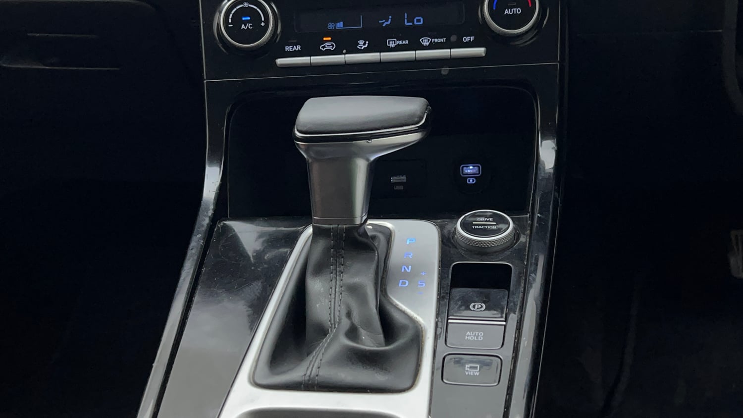 Used 2022 Hyundai Alcazar Platinum (O) 7 Seater 1.5 Diesel AT Diesel Automatic interior GEAR  KNOB VIEW