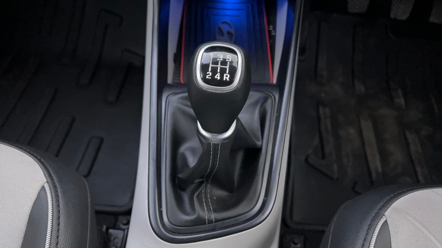 Used 2024 Hyundai New i20 Asta (O) 1.2 MT Petrol Manual interior GEAR  KNOB VIEW