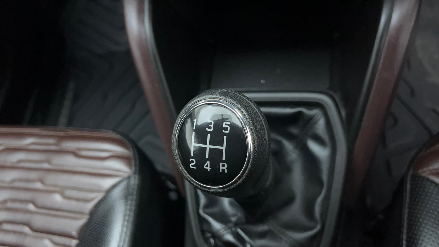 Used 2024 Maruti Suzuki Grand Vitara Sigma Smart Hybrid Petrol Manual interior GEAR  KNOB VIEW