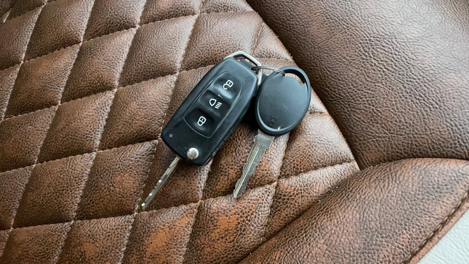 Used 2018 Tata Tiago Revotron XZ Petrol Manual extra CAR KEY VIEW