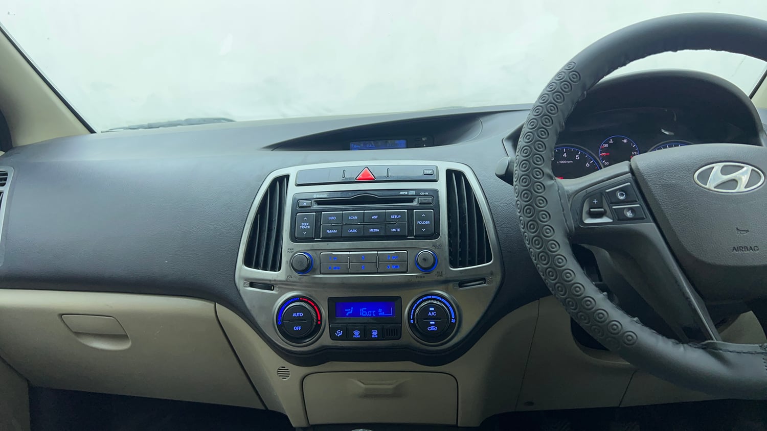 Used 2013 Hyundai i20 Sportz 1.2 Petrol Manual top_features Integrated (in-dash) music system