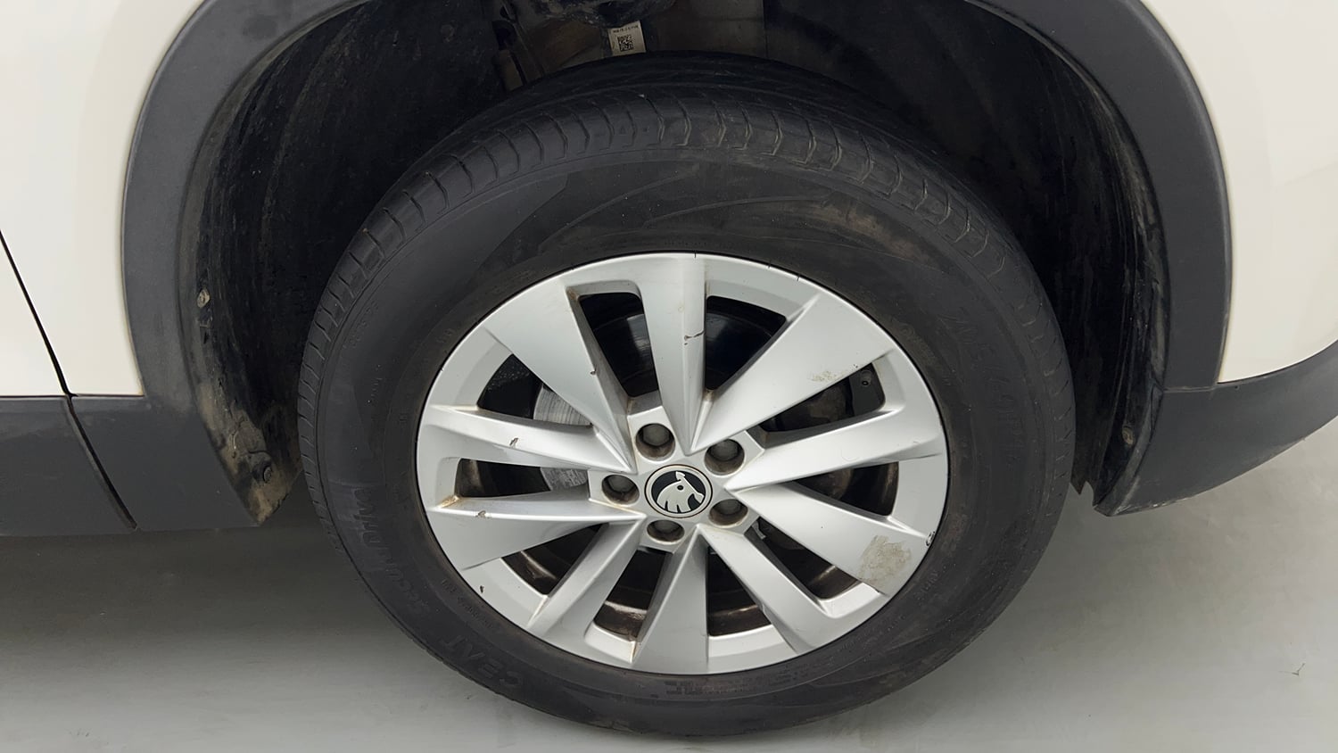 Used 2025 Skoda Kylaq Signature Plus AT Petrol Automatic tyres RIGHT FRONT TYRE RIM VIEW