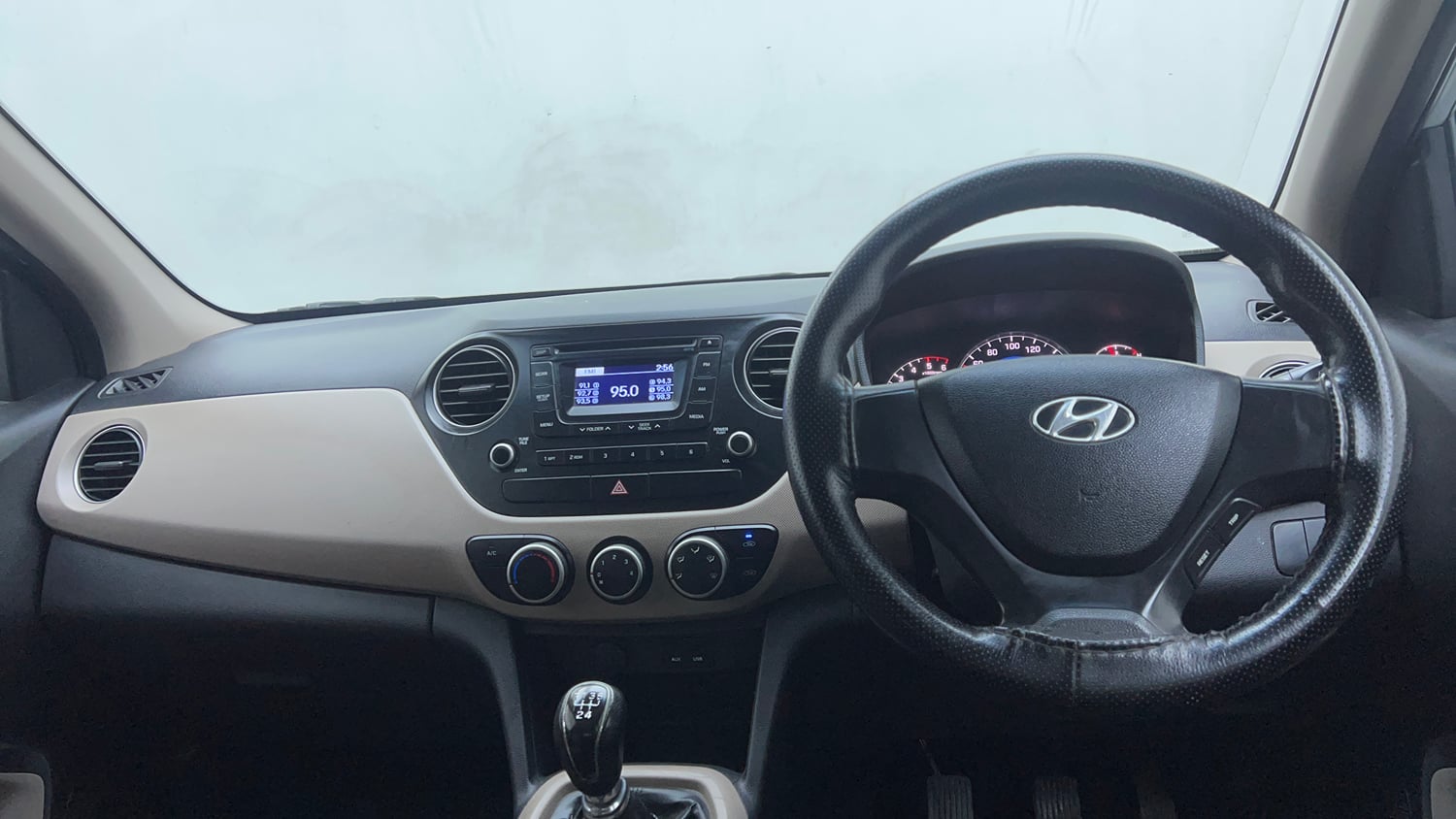Used 2013 Hyundai Grand i10 Sportz 1.1 CRDi Diesel Manual interior DASHBOARD VIEW
