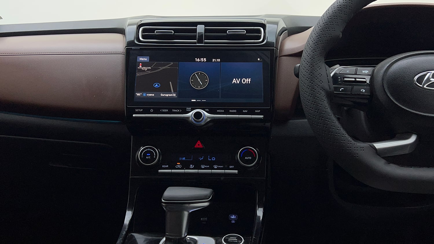 Used 2022 Hyundai Alcazar Platinum (O) 7 Seater 1.5 Diesel AT Diesel Automatic interior MUSIC SYSTEM & AC CONTROL VIEW