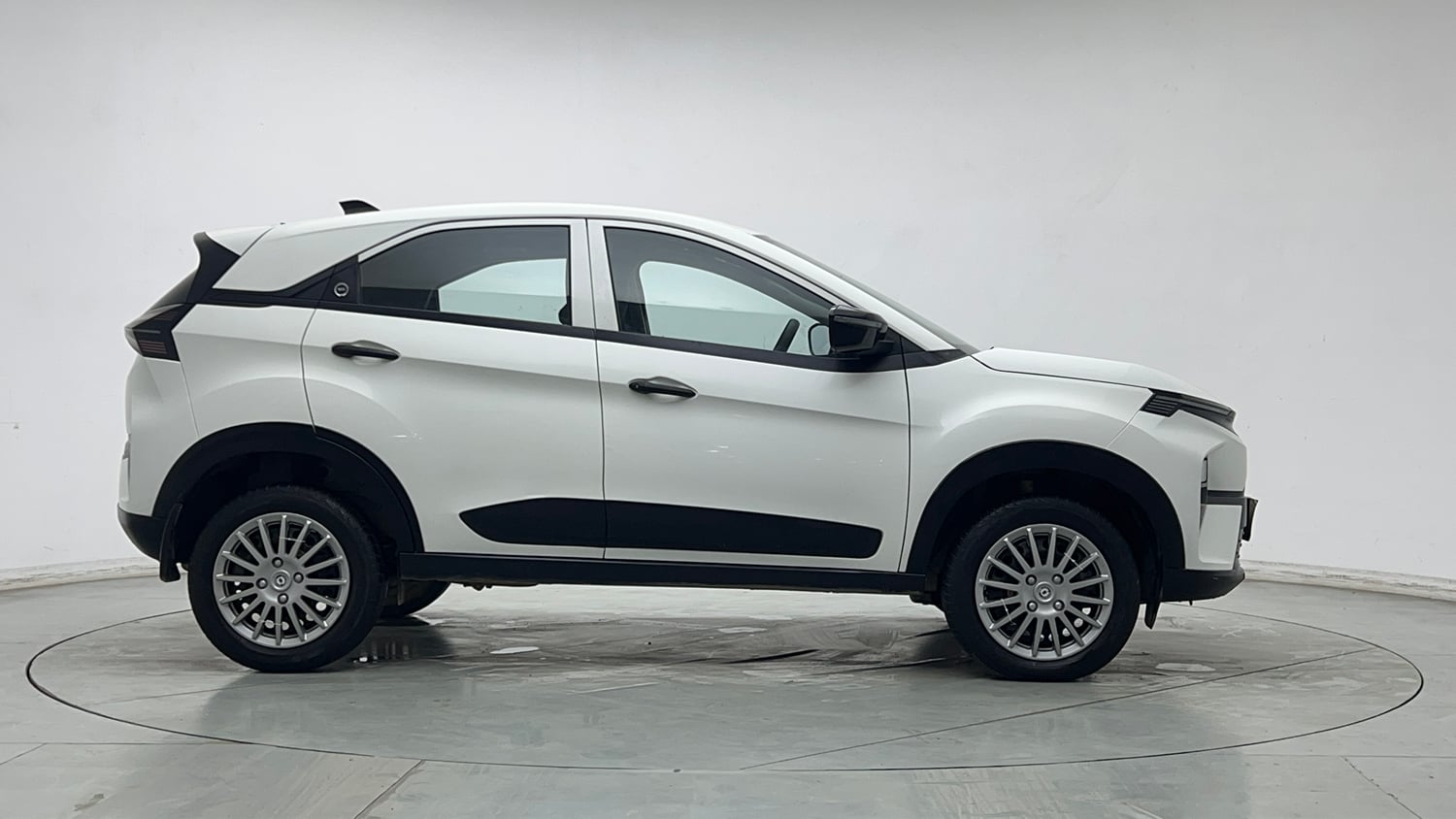 Used 2024 Tata Nexon Smart Plus 1.2 Petrol 6AMT Petrol Automatic exterior RIGHT SIDE VIEW