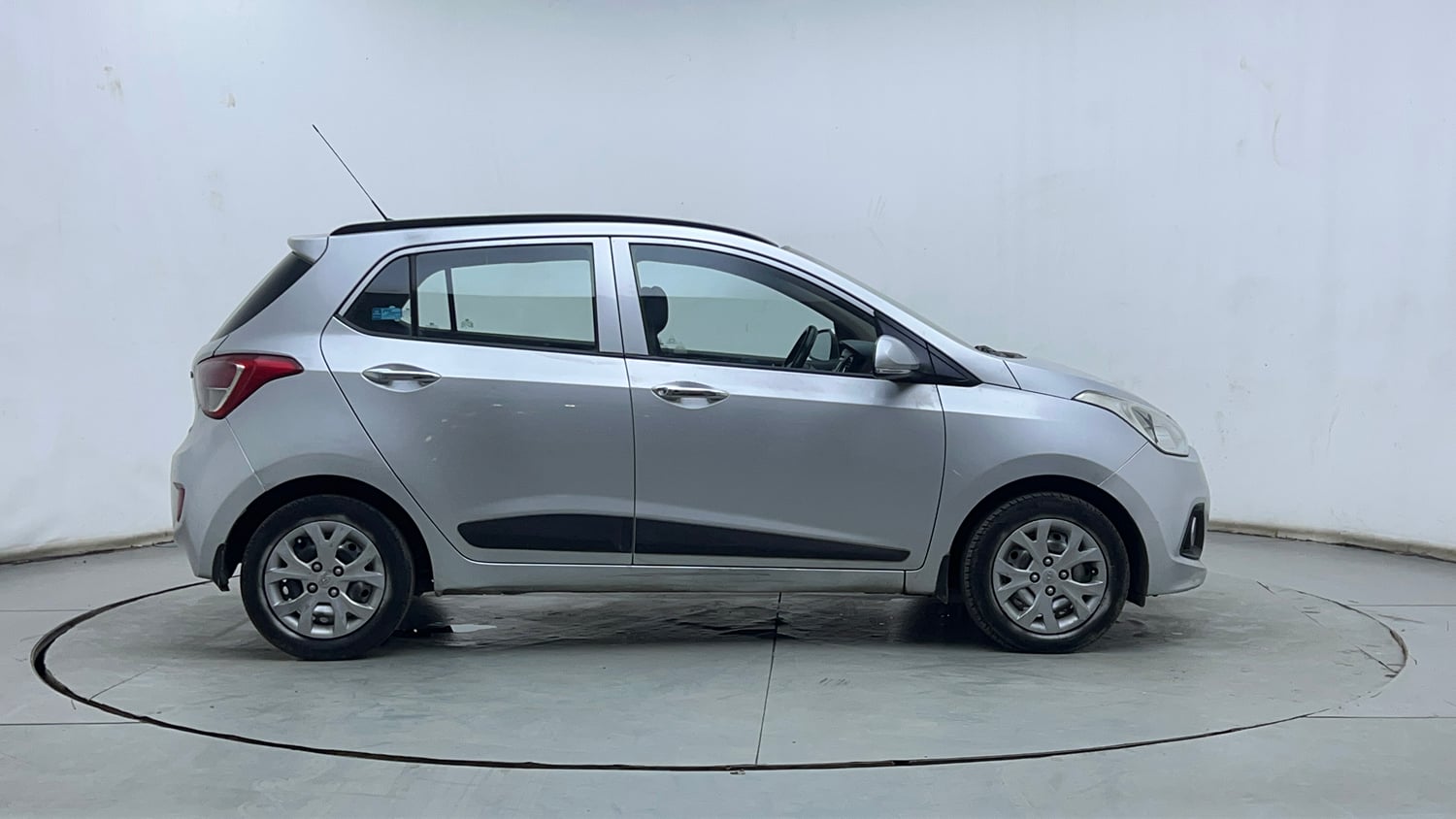 Used 2013 Hyundai Grand i10 Sportz 1.1 CRDi Diesel Manual exterior RIGHT SIDE VIEW