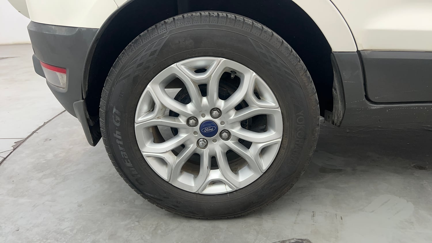Used 2015 Ford EcoSport Titanium 1.5 Ti-VCT AT Petrol Automatic tyres RIGHT REAR TYRE RIM VIEW