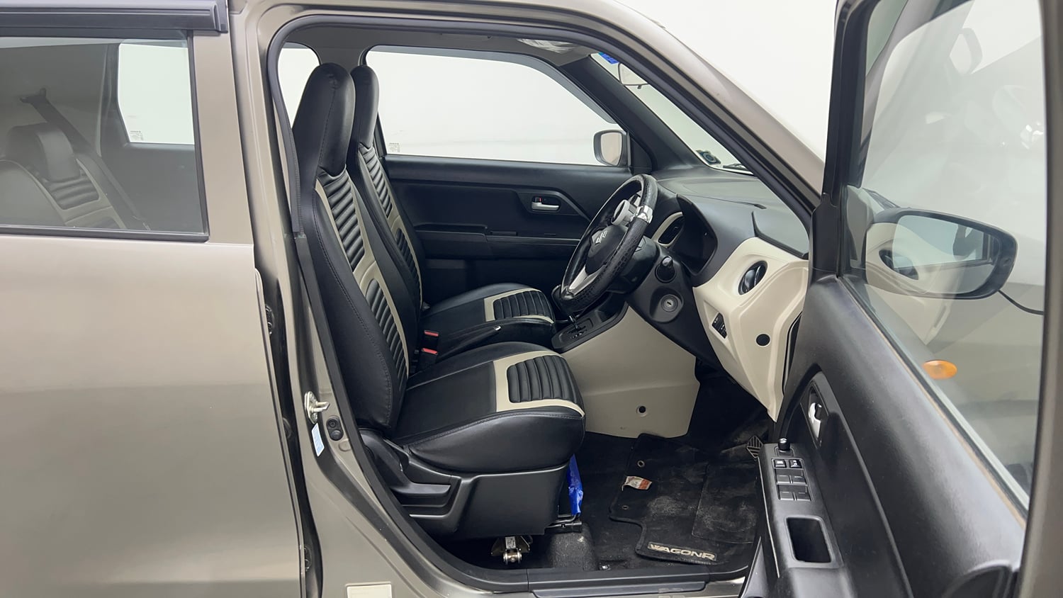 Used 2023 Maruti Suzuki Wagon R VXI 1.0 AGS Petrol Automatic interior RIGHT SIDE FRONT DOOR CABIN VIEW