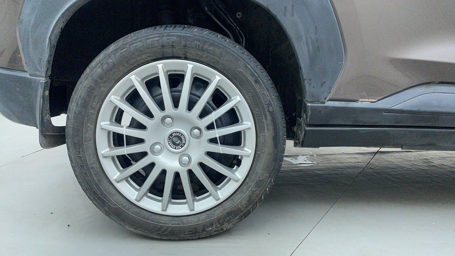 Used 2021 Nissan Magnite XL Turbo CVT Petrol Automatic tyres RIGHT REAR TYRE RIM VIEW