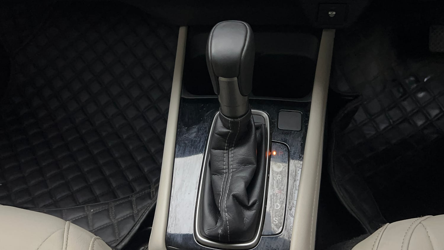 Used 2024 Honda Elevate Apex Edition VX CVT Petrol Automatic interior GEAR  KNOB VIEW