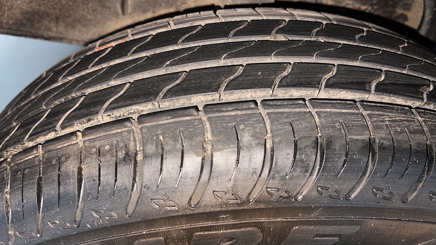 Used 2021 Nissan Magnite XV Premium Turbo (O) CVT Dual Tone Petrol Automatic tyres RIGHT REAR TYRE TREAD VIEW