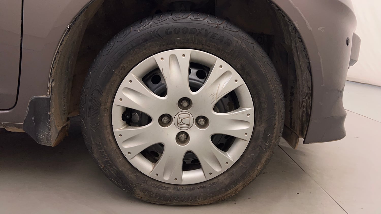 Used 2014 Honda Amaze 1.2 S i-VTEC Petrol Manual tyres RIGHT FRONT TYRE RIM VIEW