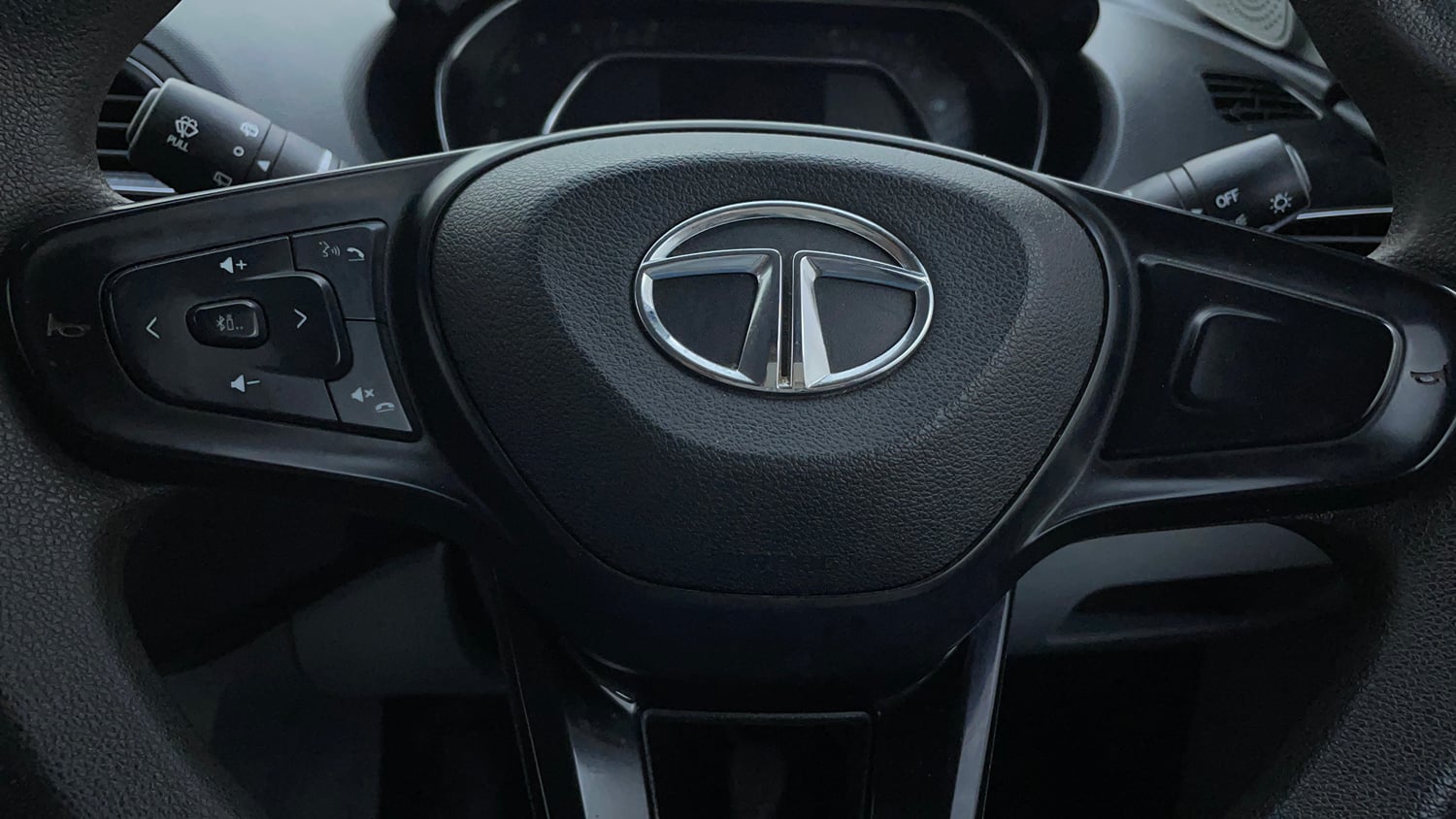 Used 2021 Tata Tiago XZ Plus Dual Tone Petrol Manual top_features Airbags