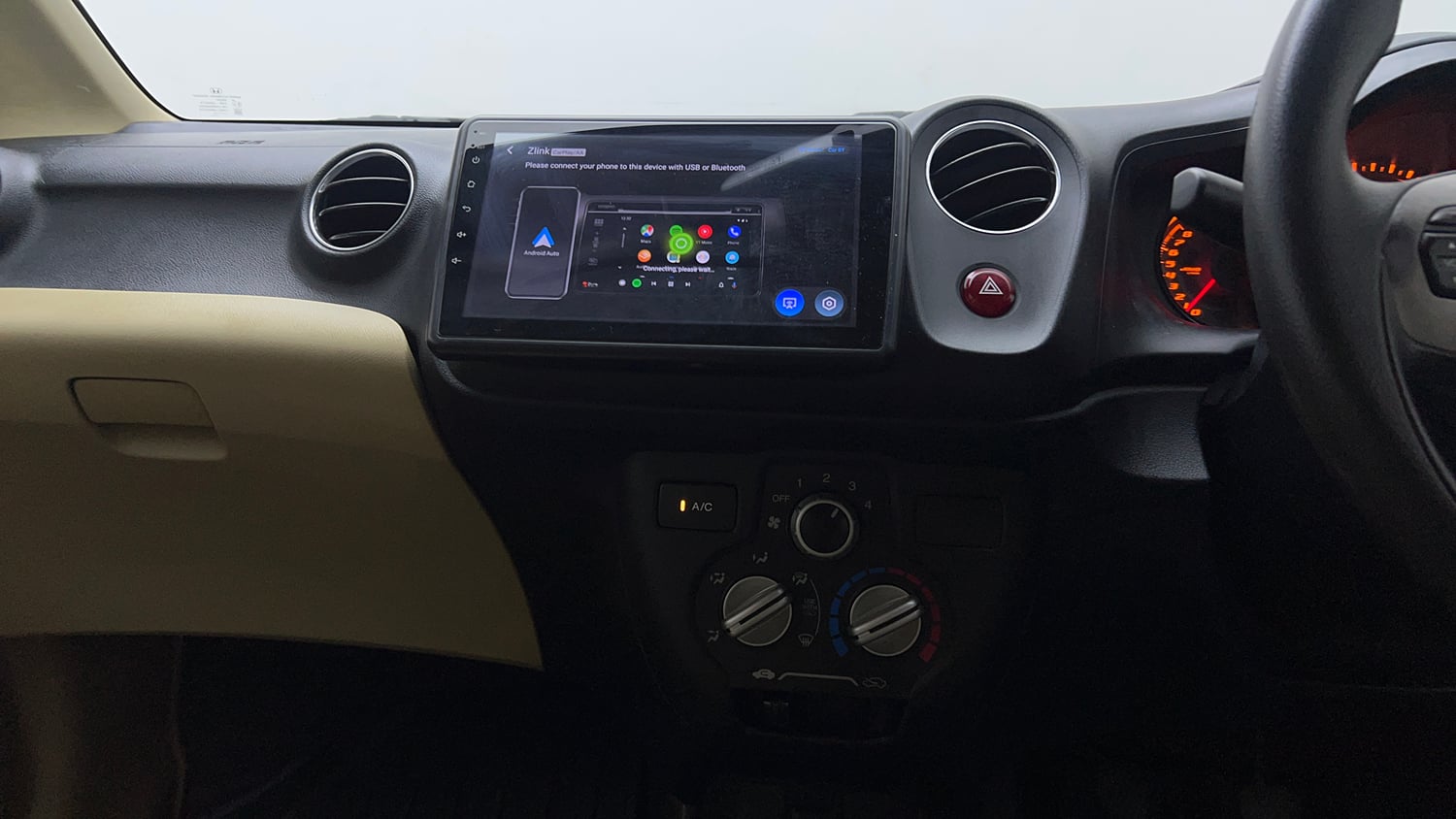 Used 2014 Honda Amaze 1.2 SX i-VTEC Petrol Manual top_features Integrated (in-dash) music system