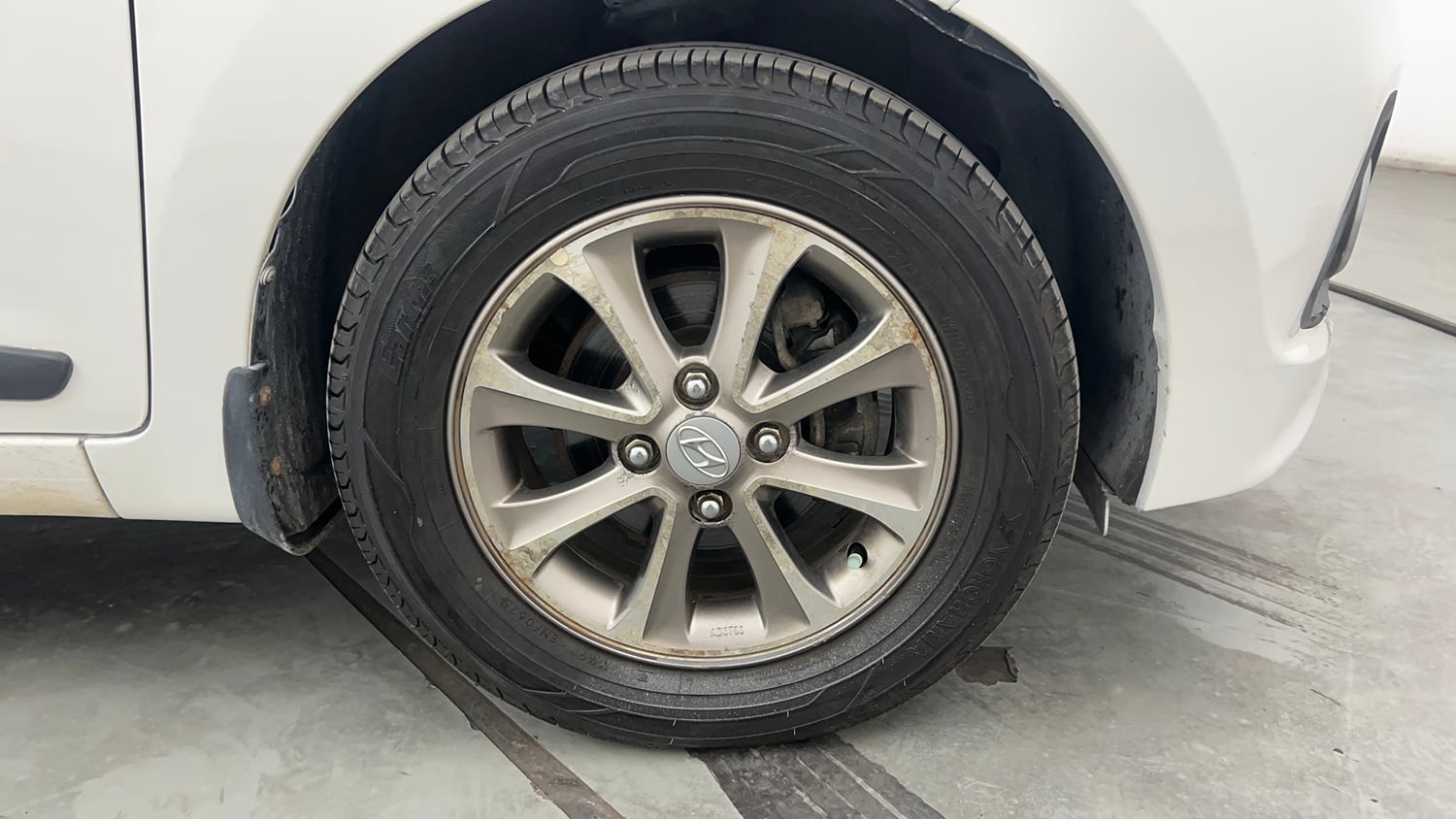 Used 2016 Hyundai Grand i10 Asta 1.2 Kappa VTVT Petrol Manual tyres RIGHT FRONT TYRE RIM VIEW