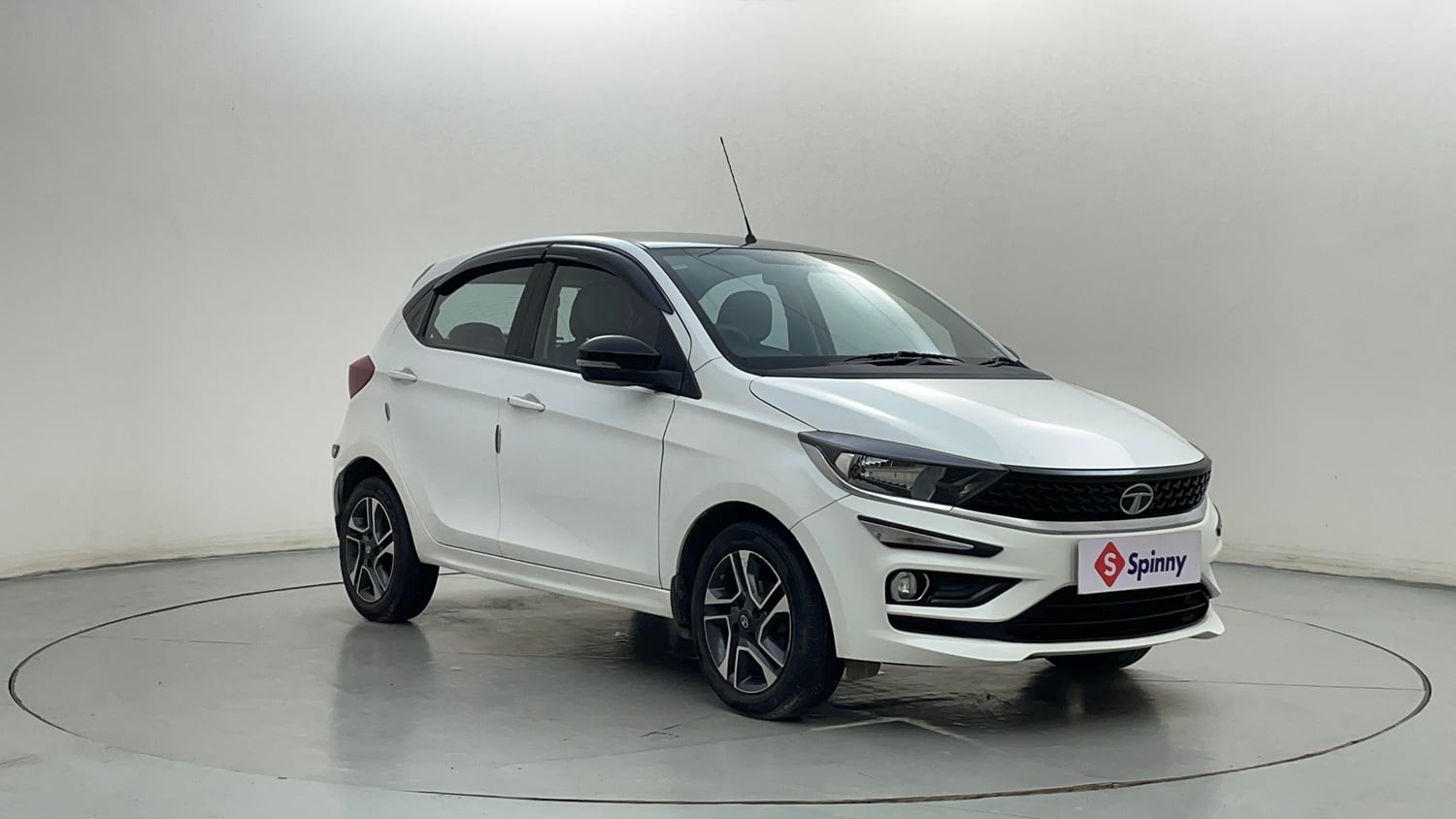 Used 2021 Tata Tiago XZ Plus Dual Tone Petrol Manual exterior RIGHT FRONT CORNER VIEW