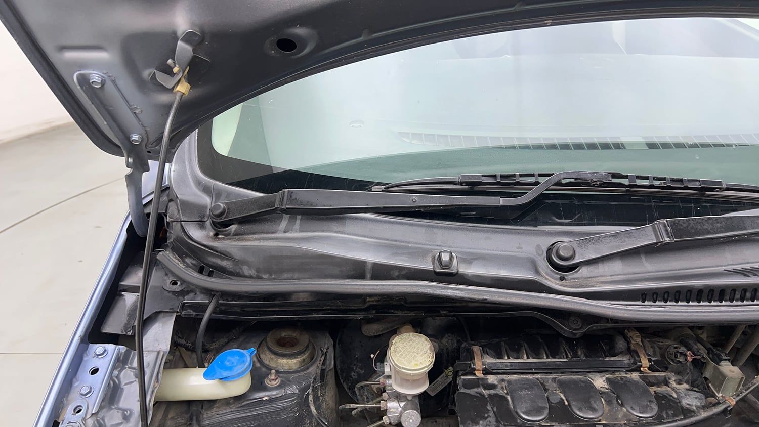 Used 2013 Maruti Suzuki Wagon R VXI Petrol Manual engine ENGINE RIGHT SIDE HINGE & APRON VIEW