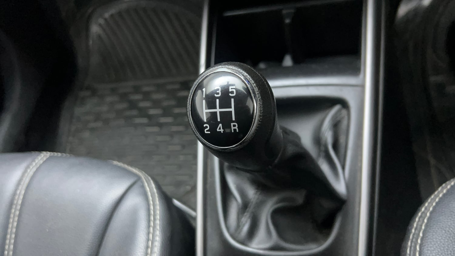 Used 2020 Maruti Suzuki Baleno Zeta Petrol Manual interior GEAR  KNOB VIEW