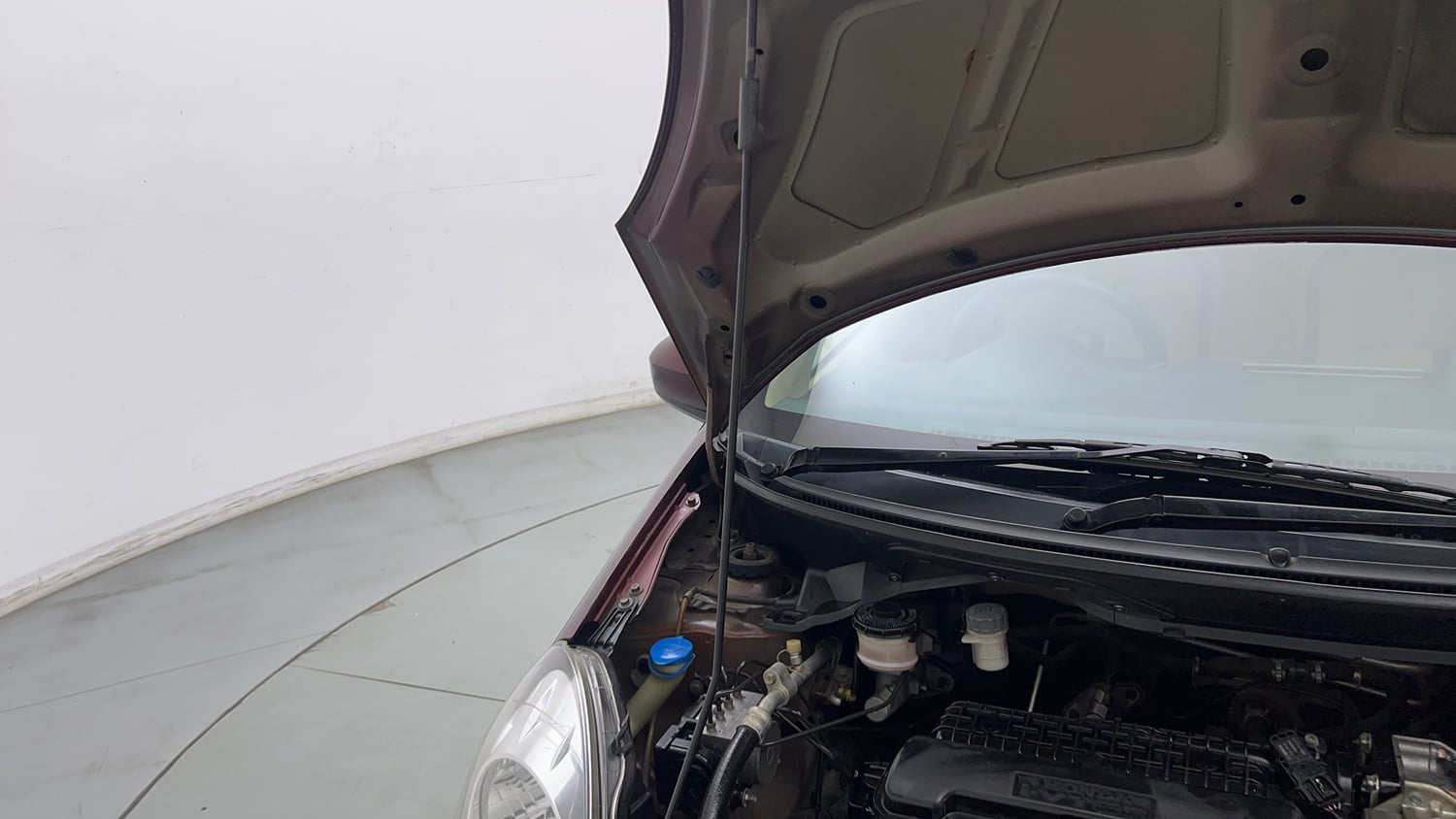 Used 2014 Honda Amaze 1.2 SX i-VTEC Petrol Manual engine ENGINE RIGHT SIDE HINGE & APRON VIEW