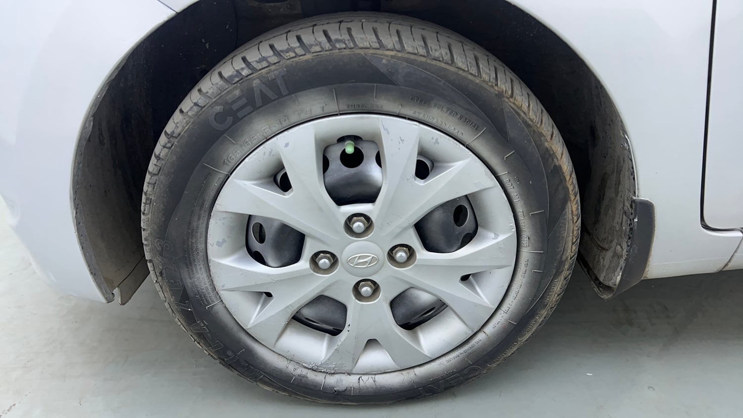 Used 2013 Hyundai Grand i10 Sportz 1.1 CRDi Diesel Manual tyres LEFT FRONT TYRE RIM VIEW