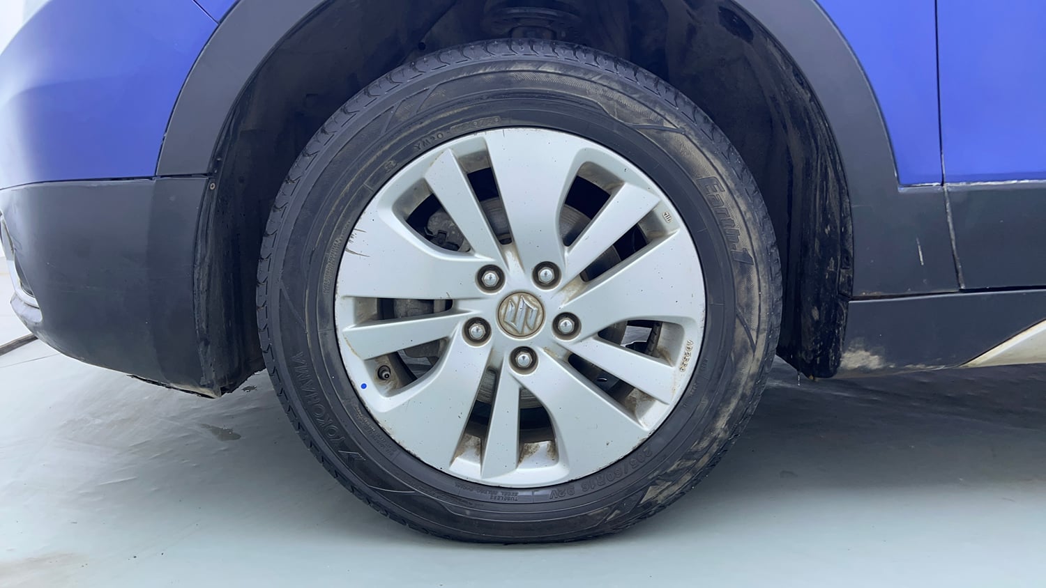 Used 2015 Maruti Suzuki S-Cross Alpha 1.6 Diesel Manual tyres LEFT FRONT TYRE RIM VIEW