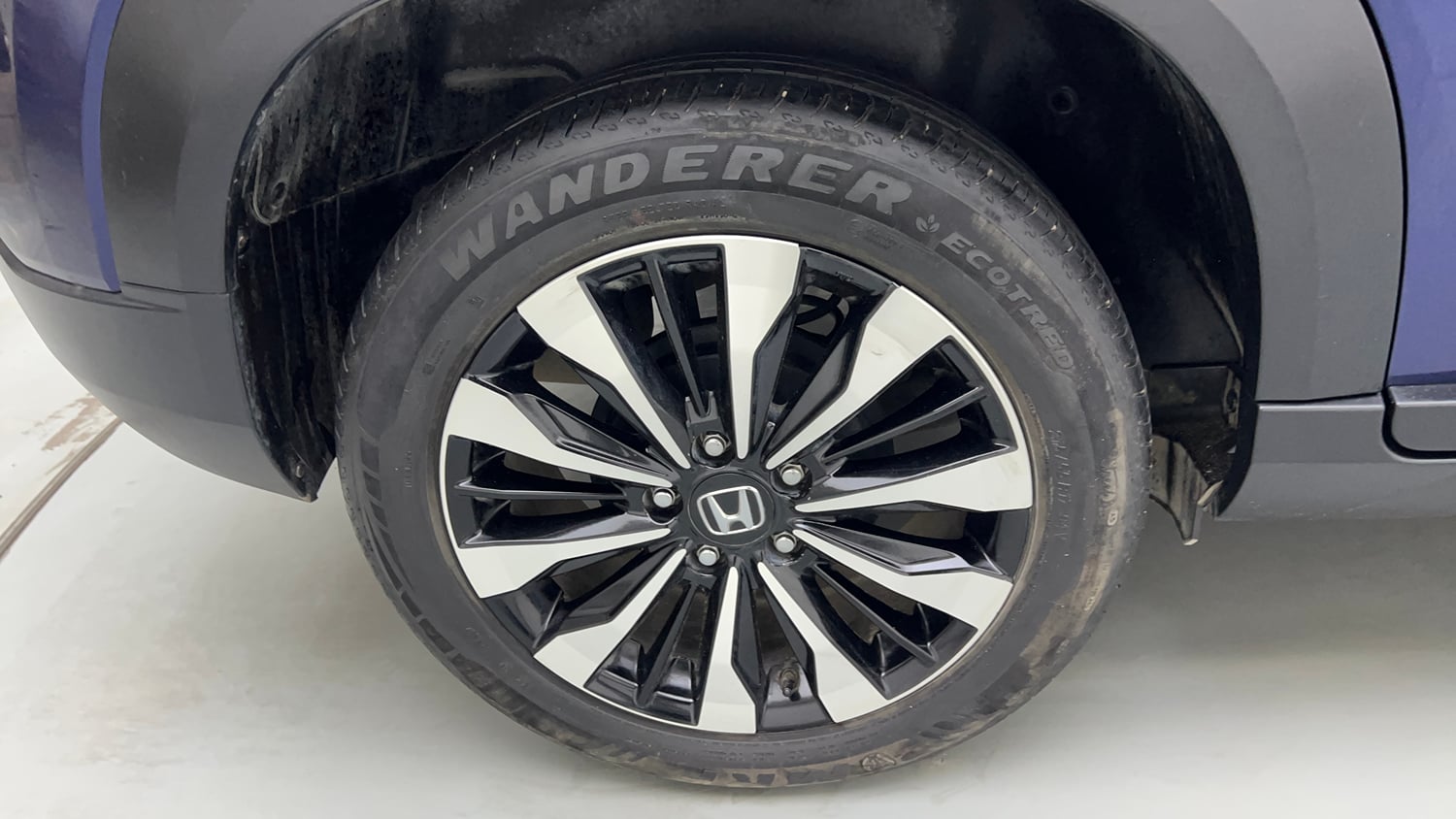 Used 2024 Honda Elevate Apex Edition VX CVT Petrol Automatic tyres RIGHT REAR TYRE RIM VIEW