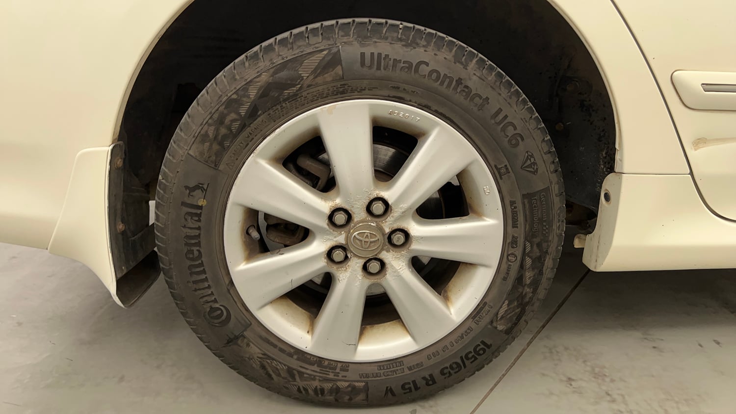 Used 2013 Toyota Corolla Altis 1.8 G Petrol Manual tyres RIGHT REAR TYRE RIM VIEW