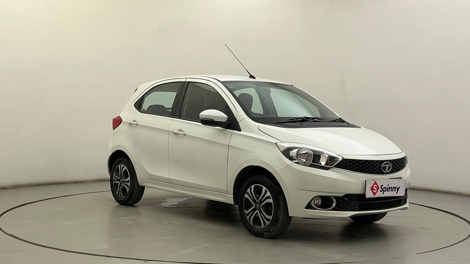 Used 2019 Tata Tiago Revotron XZ w/o Alloy Petrol Manual exterior RIGHT FRONT CORNER VIEW