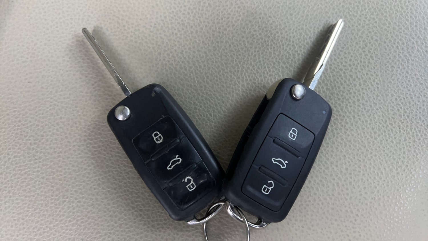 Used 2017 Volkswagen Ameo Highline1.2L (P) Petrol Manual extra CAR KEY VIEW