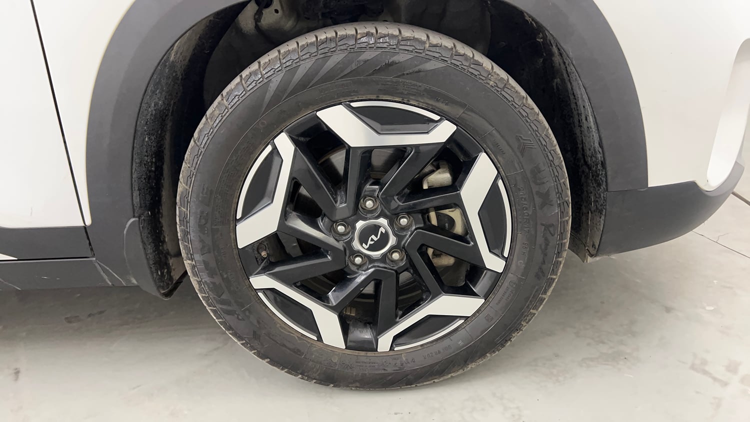 Used 2024 Kia Seltos HTX Plus 1.5 Diesel MT Diesel Manual tyres RIGHT FRONT TYRE RIM VIEW