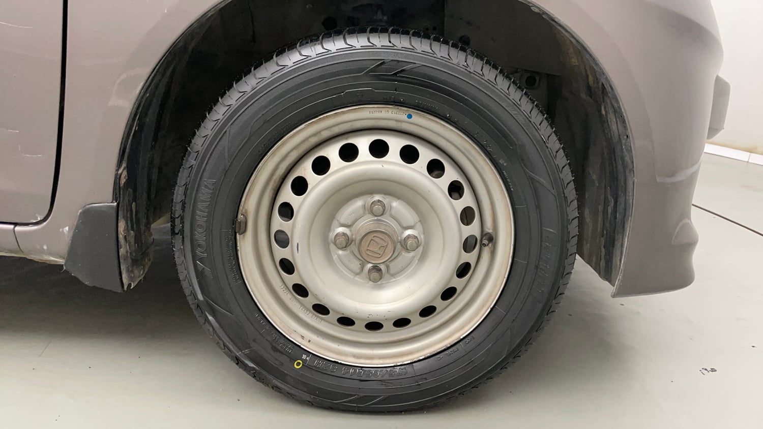 Used 2013 Honda Brio E MT Petrol Manual tyres RIGHT FRONT TYRE RIM VIEW