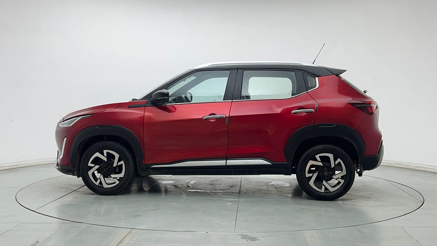 Used 2021 Nissan Magnite XV Premium Turbo (O) CVT Dual Tone Petrol Automatic exterior LEFT SIDE VIEW