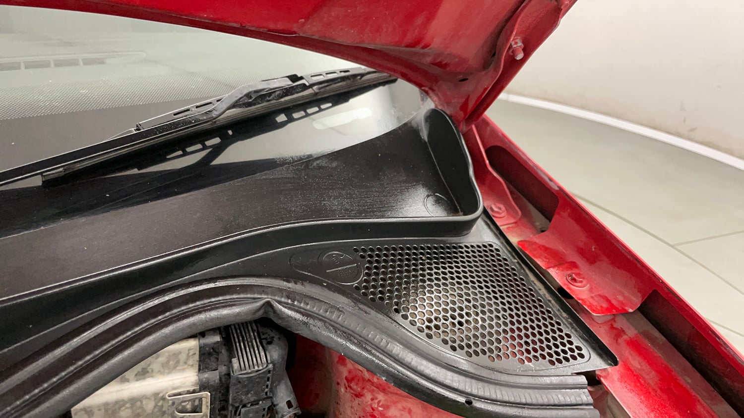 Used 2019 Volkswagen Polo Trendline 1.0L (P) Petrol Manual engine ENGINE LEFT SIDE HINGE & APRON VIEW