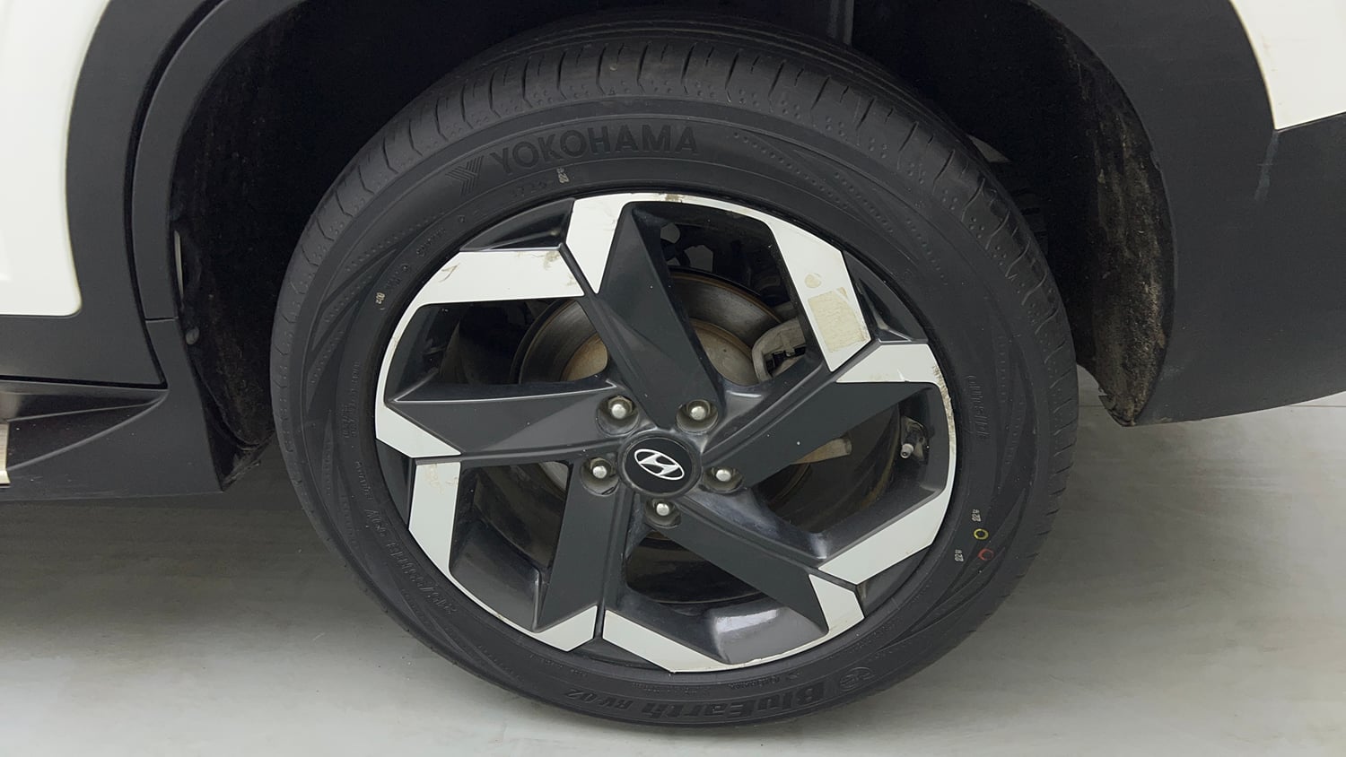 Used 2022 Hyundai Alcazar Platinum (O) 7 Seater 1.5 Diesel AT Diesel Automatic tyres LEFT REAR TYRE RIM VIEW