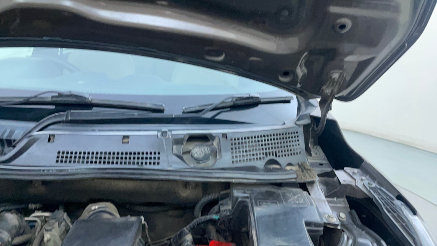 Used 2021 Nissan Magnite XL Turbo CVT Petrol Automatic engine ENGINE LEFT SIDE HINGE & APRON VIEW