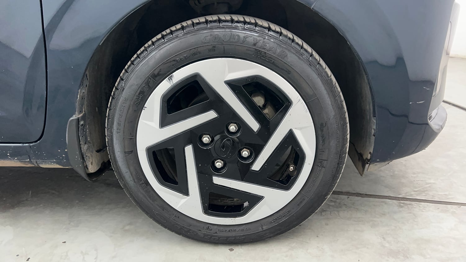 Used 2024 Hyundai Grand i10 Nios Sportz 1.2 Kappa AMT Petrol Automatic tyres RIGHT FRONT TYRE RIM VIEW