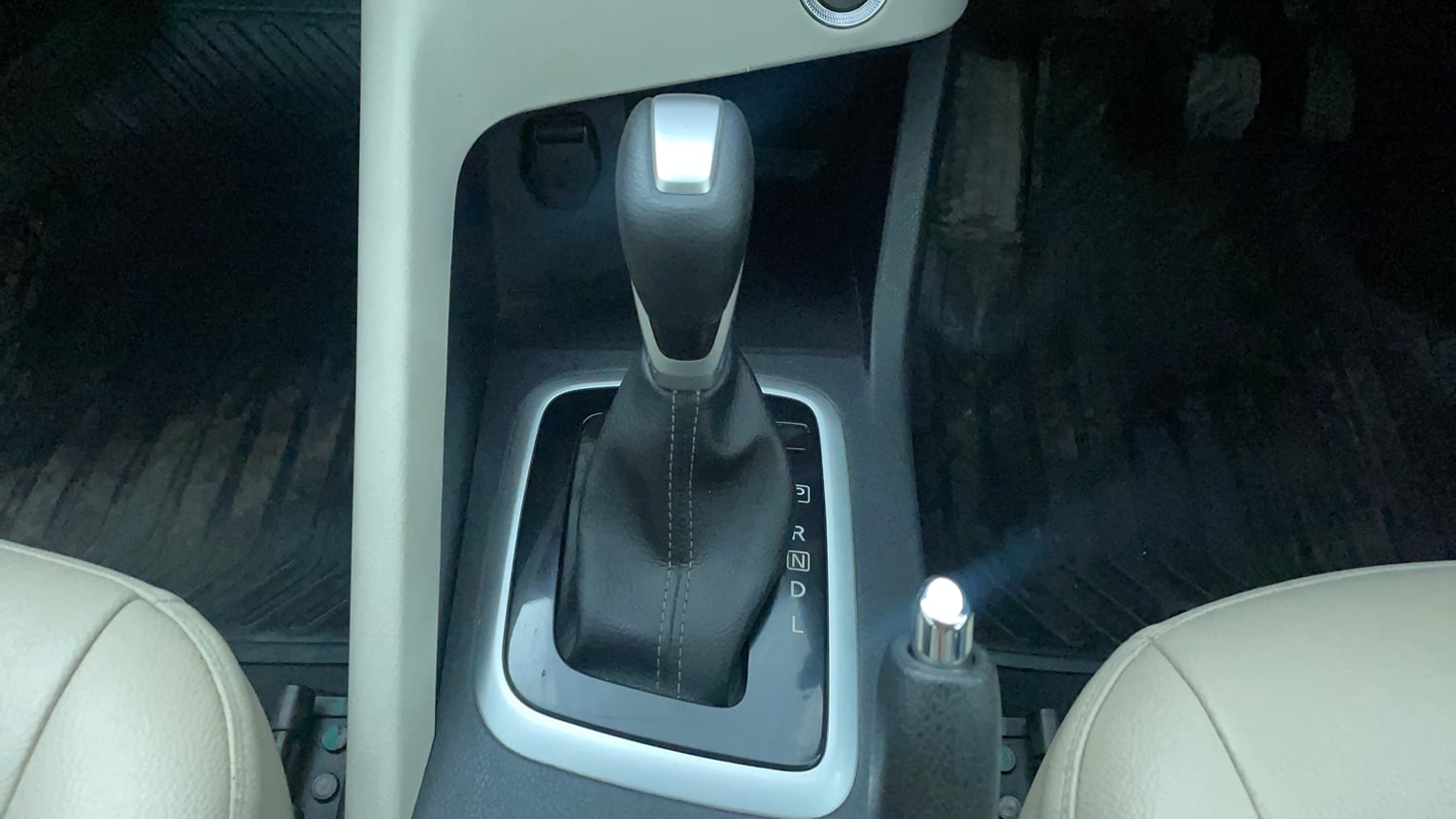Used 2021 Nissan Magnite XL Turbo CVT Petrol Automatic interior GEAR  KNOB VIEW