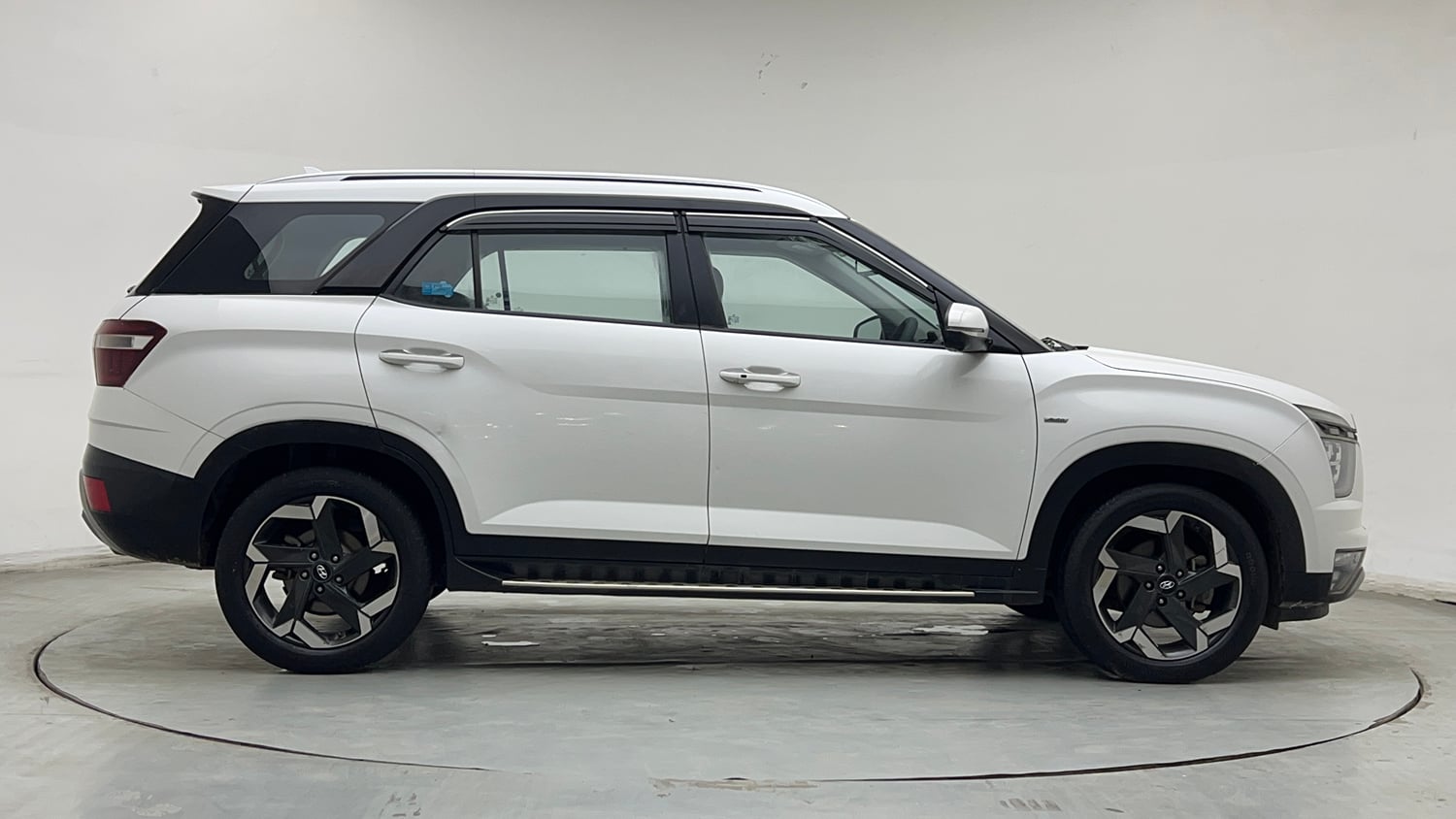 Used 2022 Hyundai Alcazar Platinum (O) 7 Seater 1.5 Diesel AT Diesel Automatic exterior RIGHT SIDE VIEW