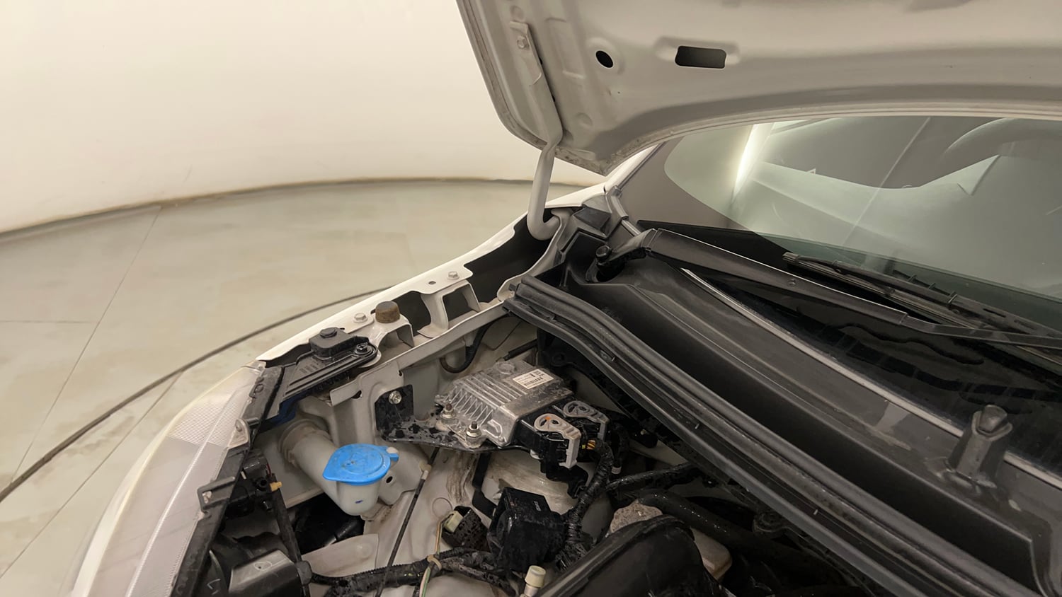 Used 2023 Maruti Suzuki Wagon R VXI 1.0 CNG Cng Manual engine ENGINE RIGHT SIDE HINGE & APRON VIEW