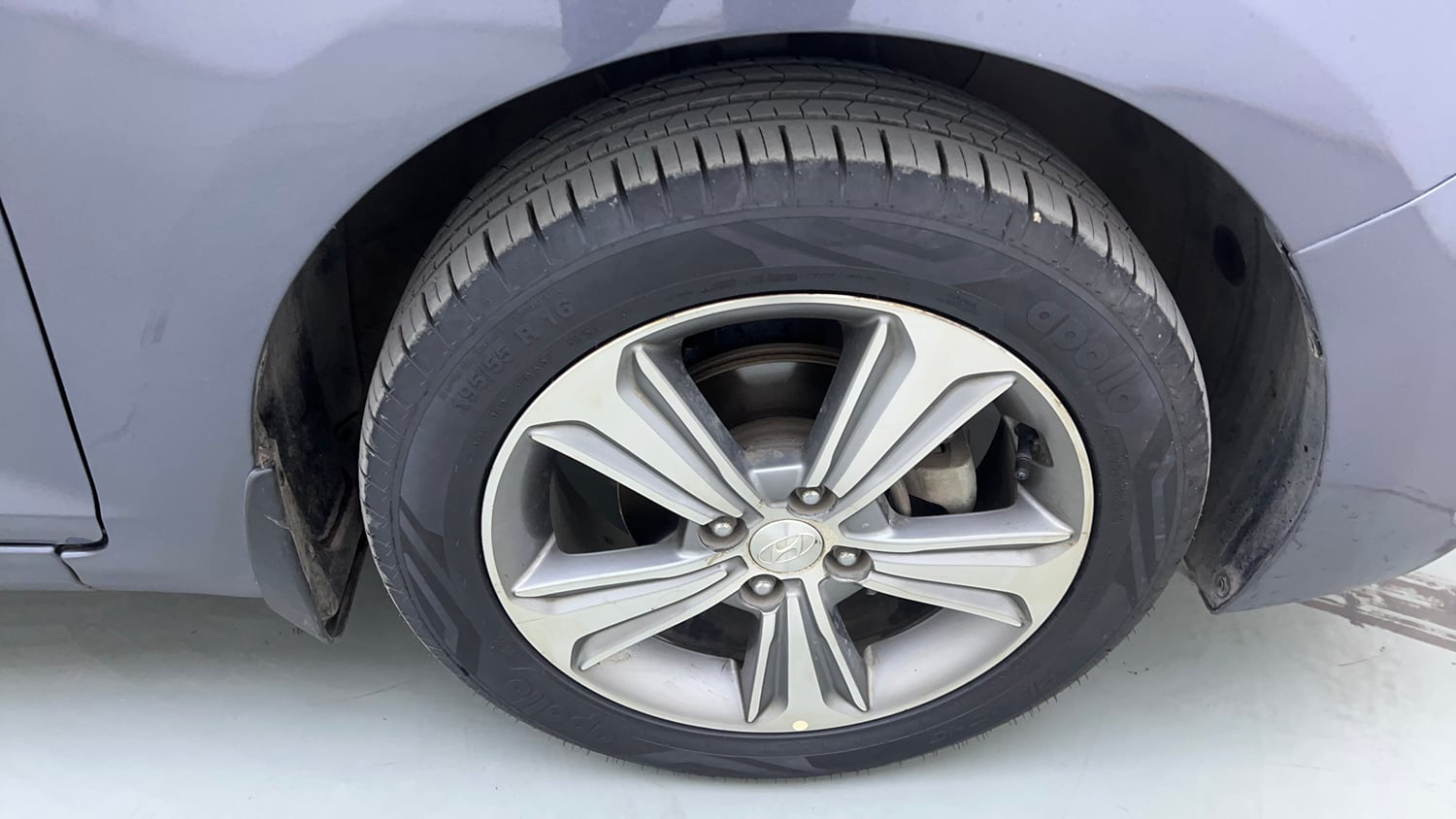Used 2017 Hyundai Verna SX (O) 1.6 VTVT AT Petrol Automatic tyres RIGHT FRONT TYRE RIM VIEW