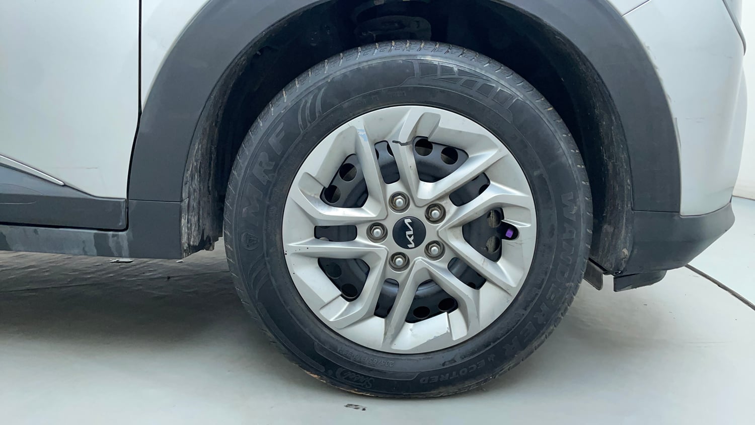 Used 2023 Kia Carens Premium 1.4 Petrol 7 STR Petrol Manual tyres RIGHT FRONT TYRE RIM VIEW