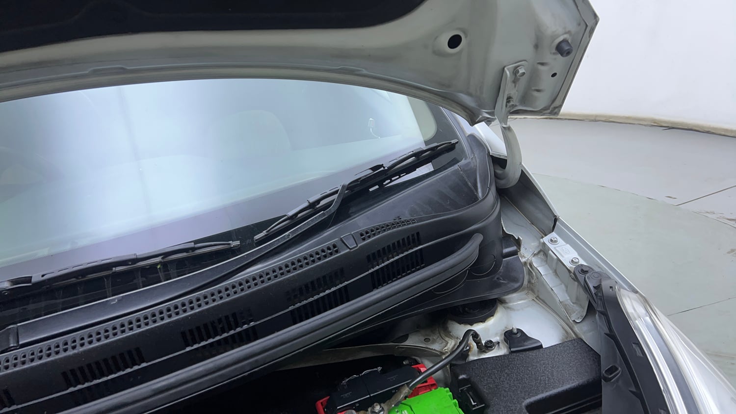 Used 2013 Hyundai Grand i10 Sportz 1.1 CRDi Diesel Manual engine ENGINE LEFT SIDE HINGE & APRON VIEW