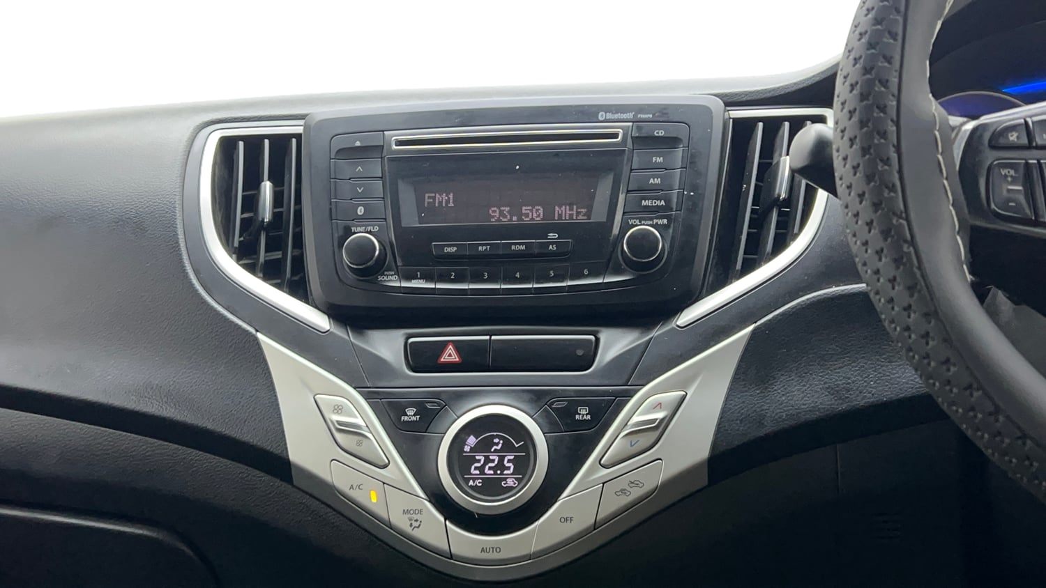 Used 2018 Maruti Suzuki Baleno Delta 1.3 Diesel Manual interior MUSIC SYSTEM & AC CONTROL VIEW