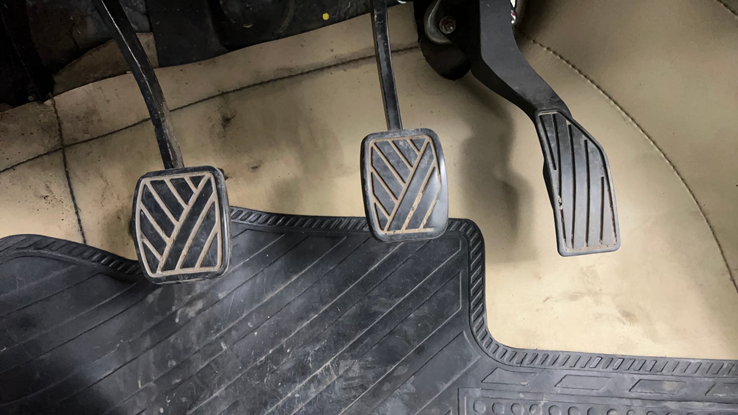 Used 2014 Maruti Suzuki Ertiga ZXi Petrol Manual interior PEDALS VIEW