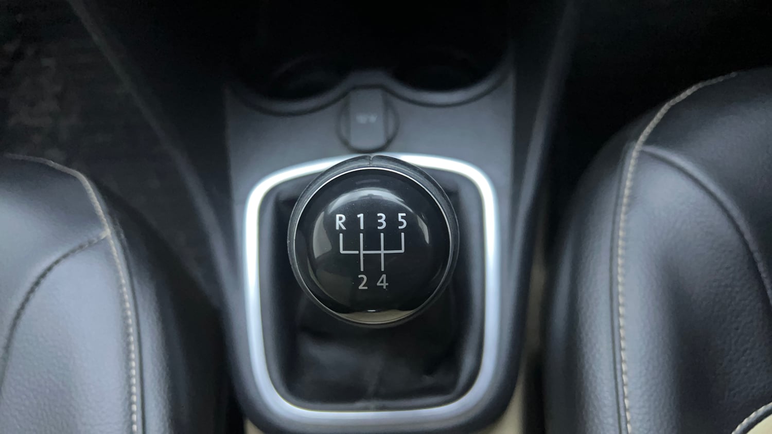 Used 2017 Volkswagen Ameo Highline1.2L (P) Petrol Manual interior GEAR  KNOB VIEW