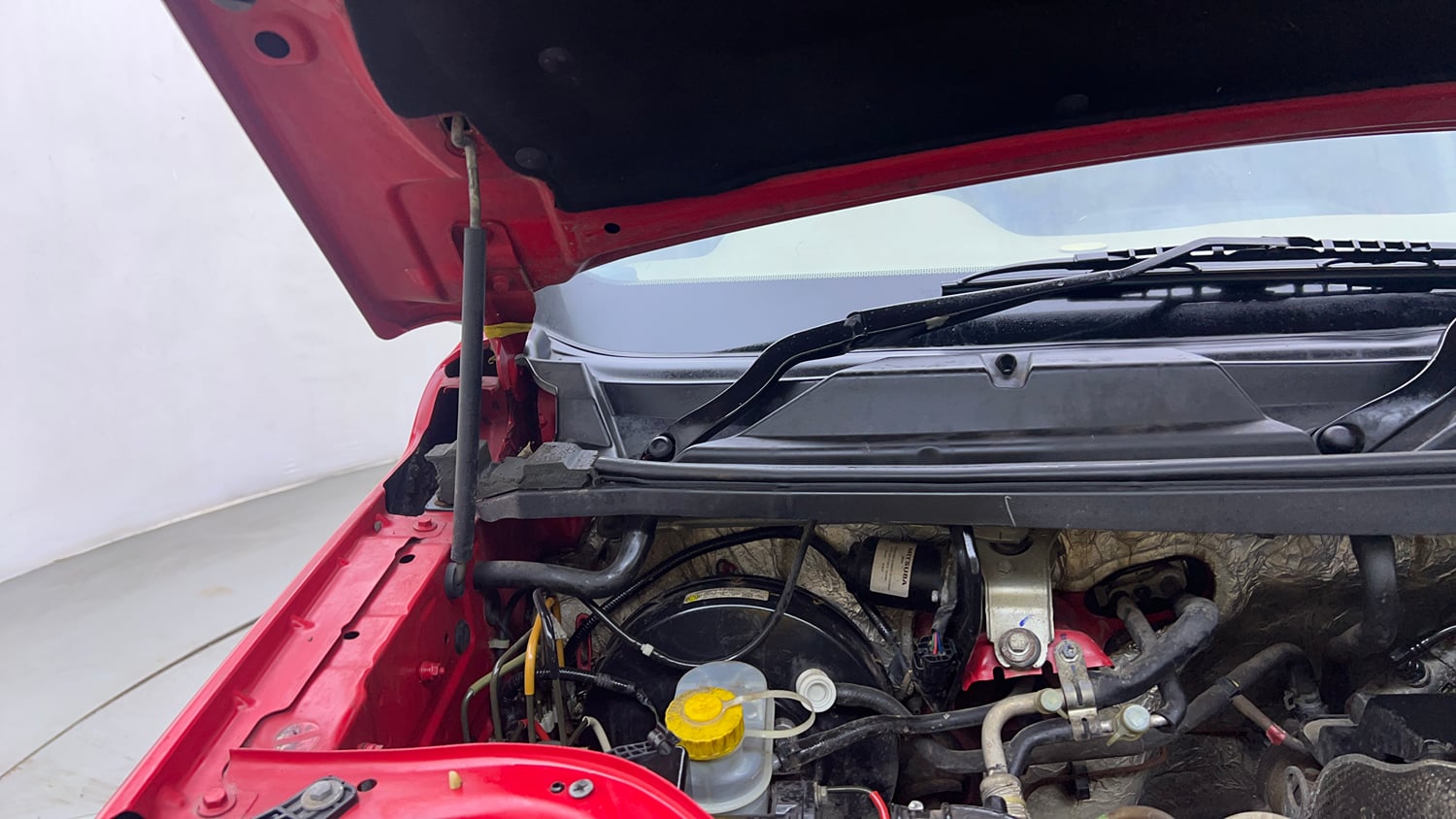 Used 2019 Mahindra TUV300 T6 Plus Diesel Manual engine ENGINE RIGHT SIDE HINGE & APRON VIEW
