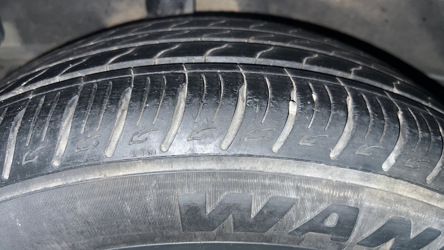 Used 2023 Kia Sonet GTX Plus 1.0 Turbo Petrol DCT Petrol Automatic tyres RIGHT REAR TYRE TREAD VIEW