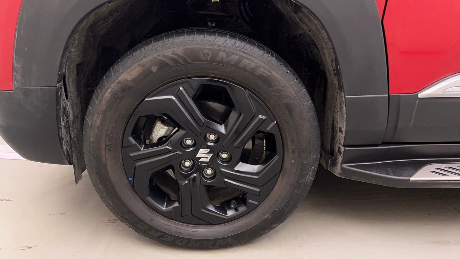 Used 2023 Maruti Suzuki Brezza Zxi Dual Tone Petrol Manual tyres LEFT FRONT TYRE RIM VIEW
